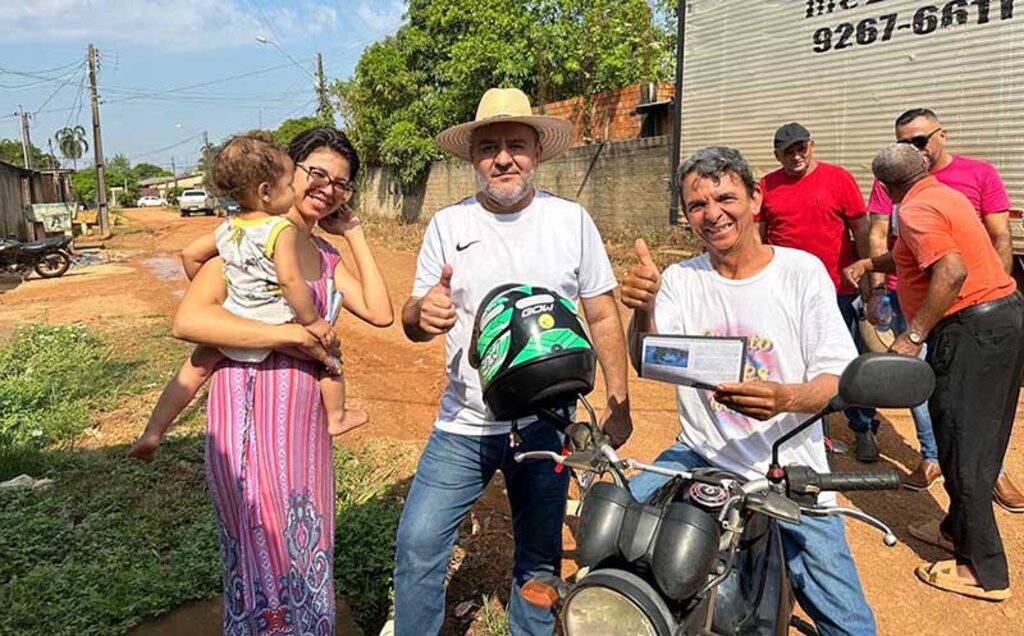 Vereador Everaldo Fogaça visita o bairro Três Marias e informa população da retomada do programa Tchau Poeira - Gente de Opinião