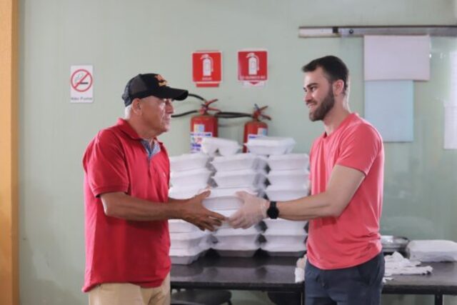 Danilo Vicente todos os dias vai ao mesmo restaurante buscar o almoço dele e da filha - Gente de Opinião