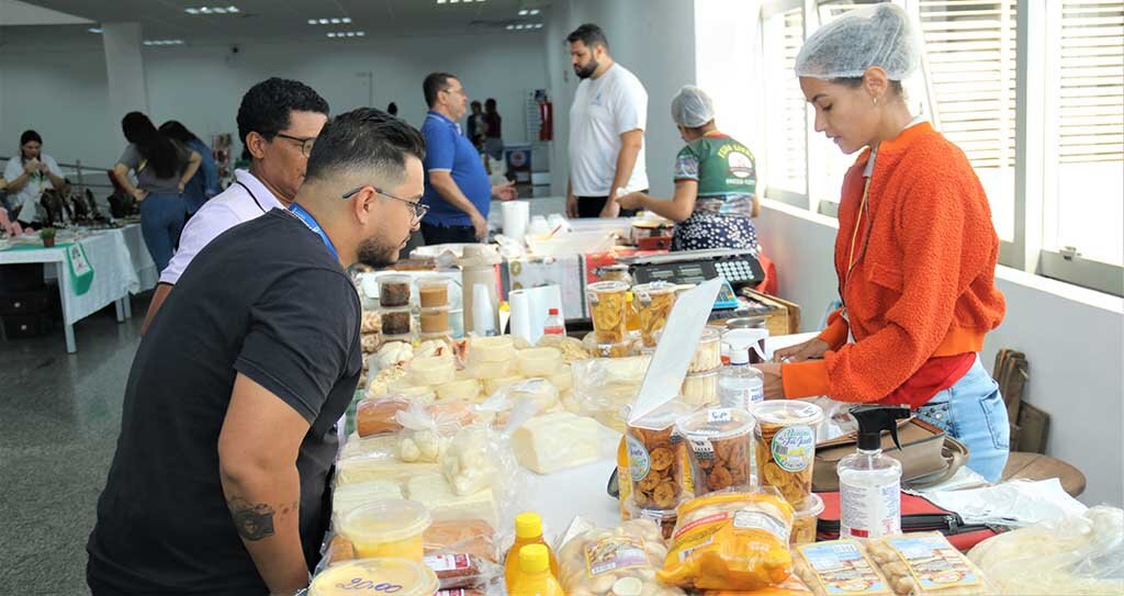 Variedades de produtos são ofertados na Feira de Economia Criativa apoiada pela ALERO - Gente de Opinião