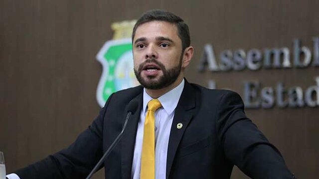 Deputado Júlio César Filho ocupa a presidência da Comissão de Constituição, Justiça e Redação da Alece (Foto: José Leomar/Alece) - Gente de Opinião