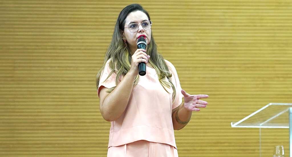 Promotora de Justiça de Rondônia começou a palestra destacando o conceito de processo legislativo (Foto: Rafael Oliveira I Secom ALE/RO) - Gente de Opinião