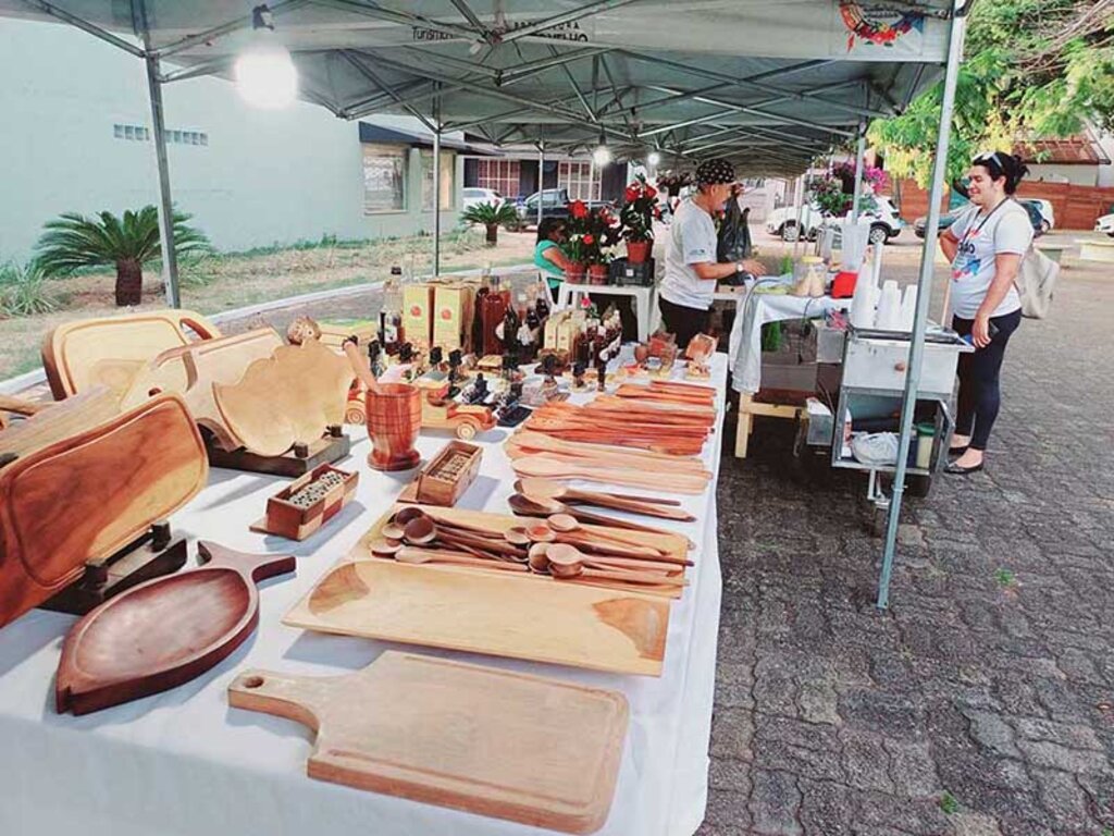 Hoje a feira acontece das 16h às 20h na praça das Três Caixas D'Água - Gente de Opinião