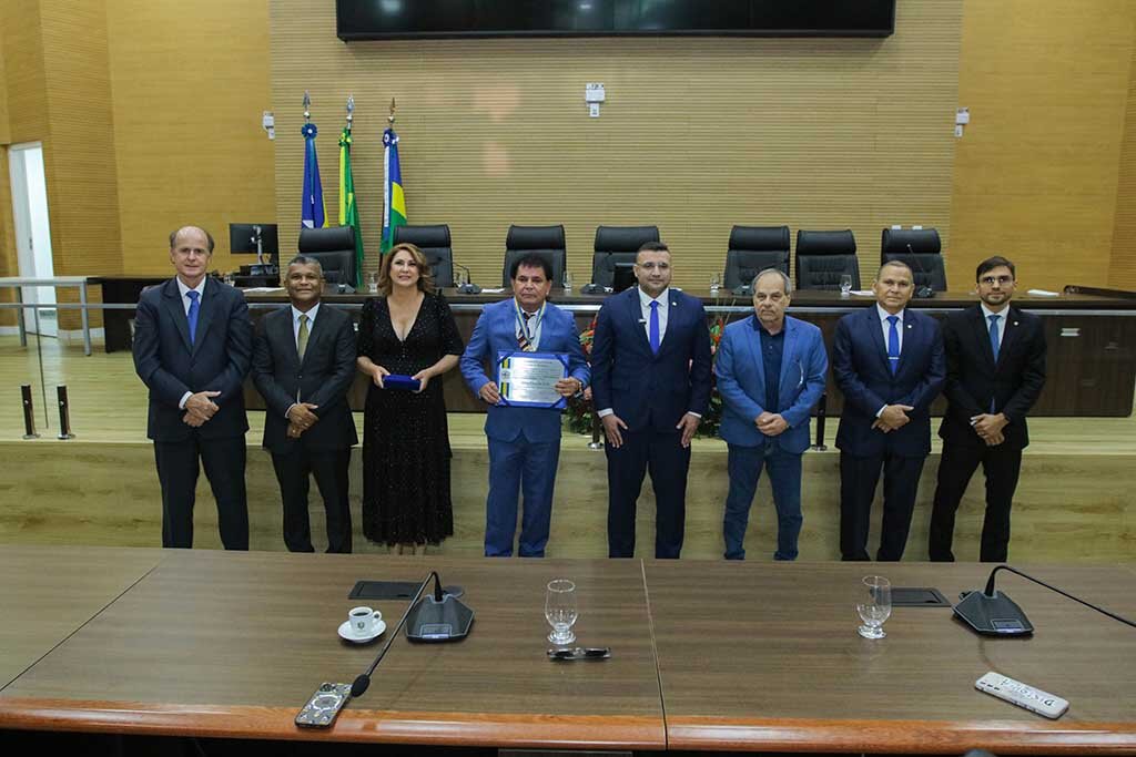 Presidindo sessão, deputado Ribeiro entrega título de cidadão honorário e medalha do mérito ao advogado Hélio Vieira - Gente de Opinião