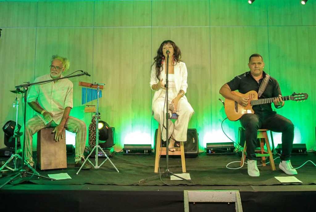 Cantora cantou grandes sucessos da música brasileira (Foto: Rafael Oliveira I Secom ALE/RO) - Gente de Opinião