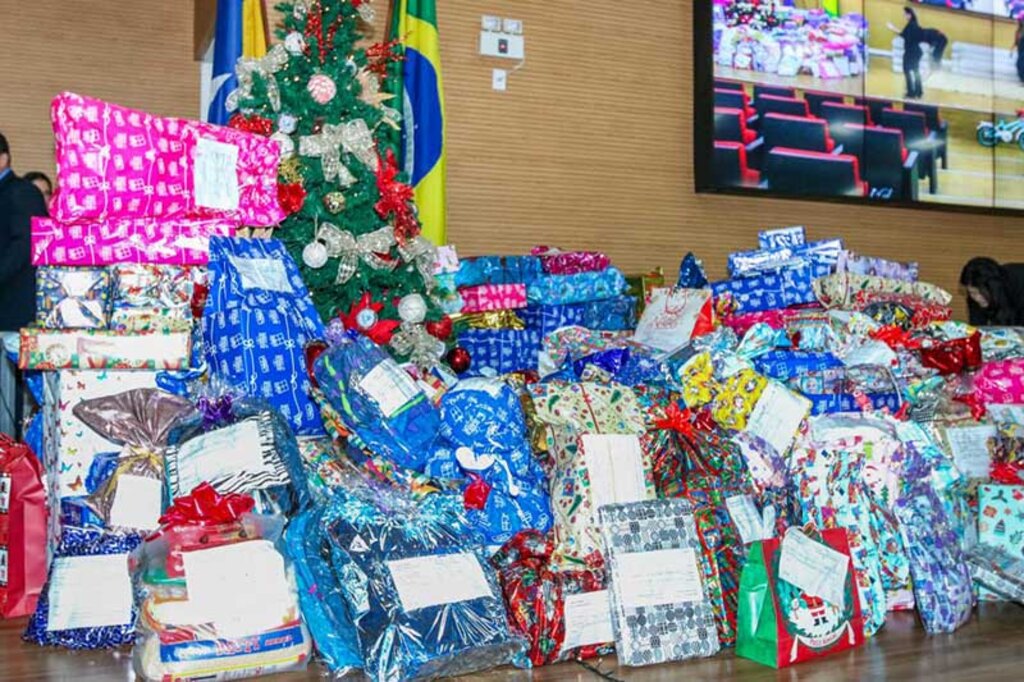 Servidores da Assembleia adotam mais de 300 cartinhas da campanha “Papai Noel dos Correios” - Gente de Opinião