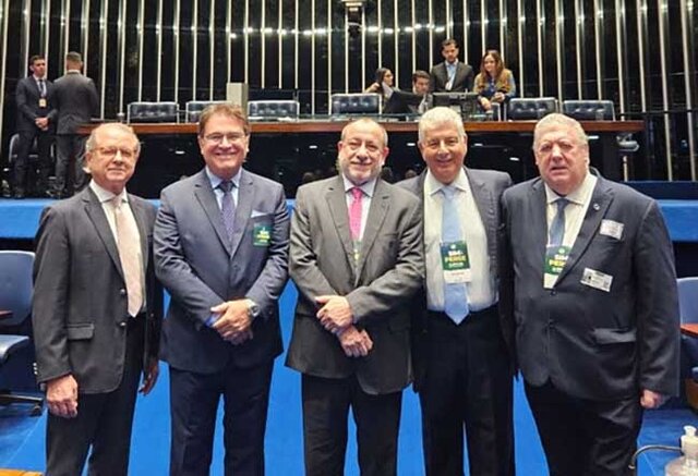 Foto divulgação: Orlando de Souza, presidente do FOHB Vinícius Lummertz, ex-ministro do Turismo Toni Sando, presidente Brasildestination - Unidestinos Caio Calfat, CEO da Caio Calfat Real Estate Consulting Fernando Guinato, presidente SPCVB - Gente de Opinião