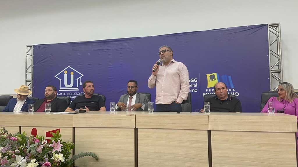 Vereador Everaldo Fogaça participa da assinatura do termo de concessão da bolsa de estudos durante o V encontro dos acadêmicos - Gente de Opinião