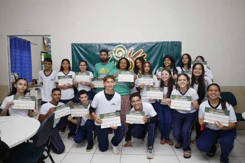 Alunos de Vilhena são capacitados com oficina de artesanato promovida pela Associação Diversidade Amazônica - Gente de Opinião