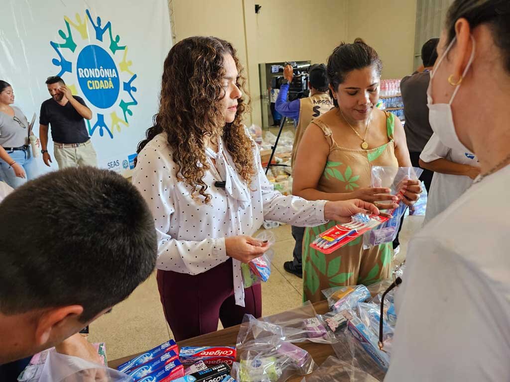 Produtos e alimentos arrecadados no 1°lote da campanha RO pelo RS são preparados para envio  - Gente de Opinião