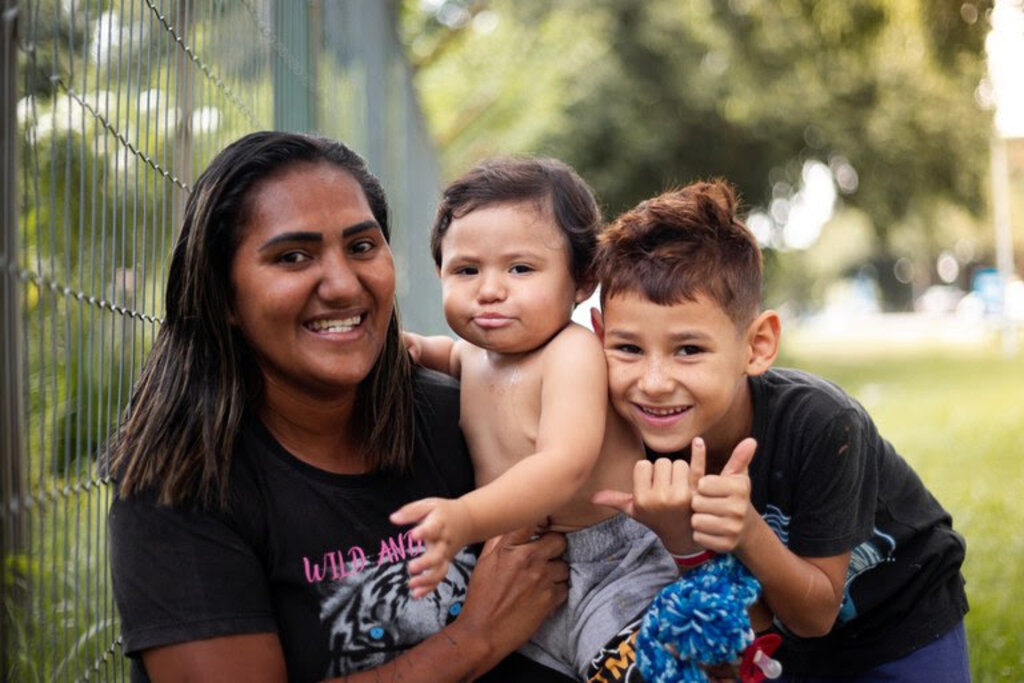 Antônia e os filhos Enzo (6 anos) e Lorenzo (1 ano) em Brasília (DF): obras e equipamentos têm impacto direto no cotidiano de mães e de responsáveis pelo cuidado com crianças e adolescentes - Foto: Lyon Santos / MDS  - Gente de Opinião