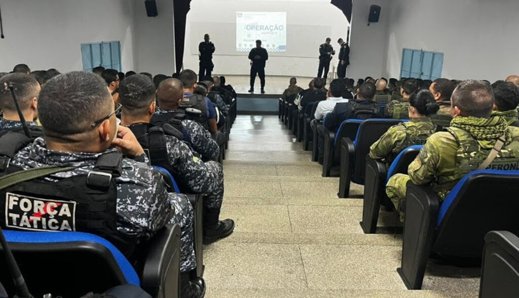 Agentes de segurança pública em reunião antes da operação - Gente de Opinião