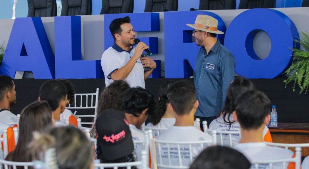 Marcelo Cruz agradeceu ao diretor da Escola do Legislativo, Alexandre Silva, pela programação da Escola do Legislativo (Foto: Antônio Lucas) - Gente de Opinião