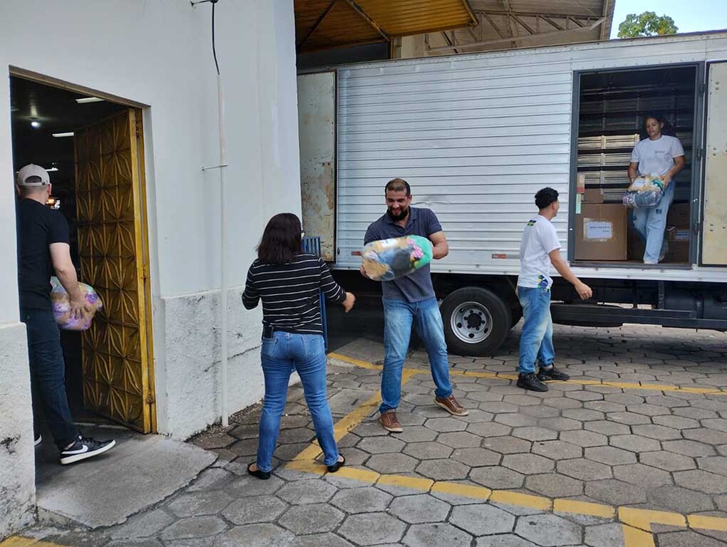 Servidores da Alero realizaram a entrega das doações aos Correios nesta manhã (Foto: Eliete Marques I Secom ALE/RO) - Gente de Opinião