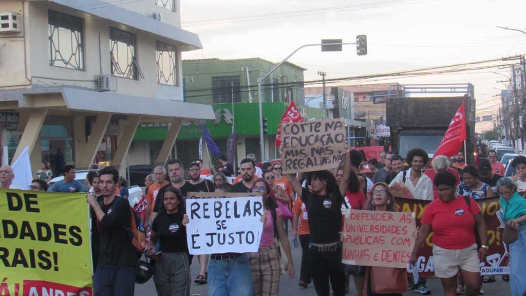 Quem é contra os alunos e a sociedade? - Gente de Opinião