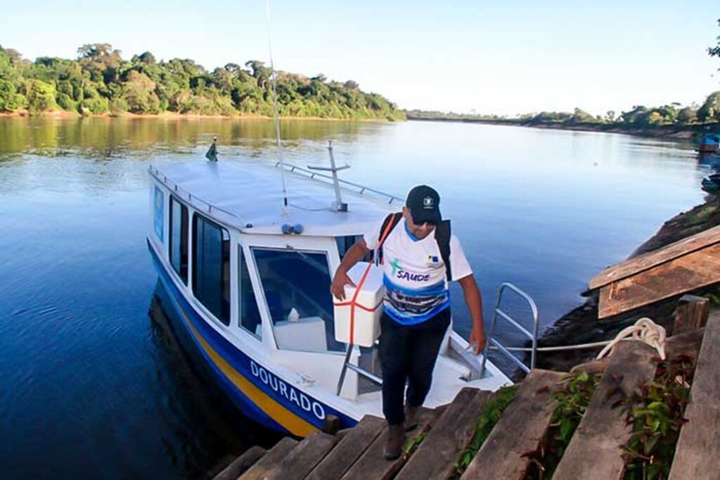 Rio baixo e barranco alto tornam ainda mais desafiador o trabalho dos profissionais a bordo da embarcação - Gente de Opinião