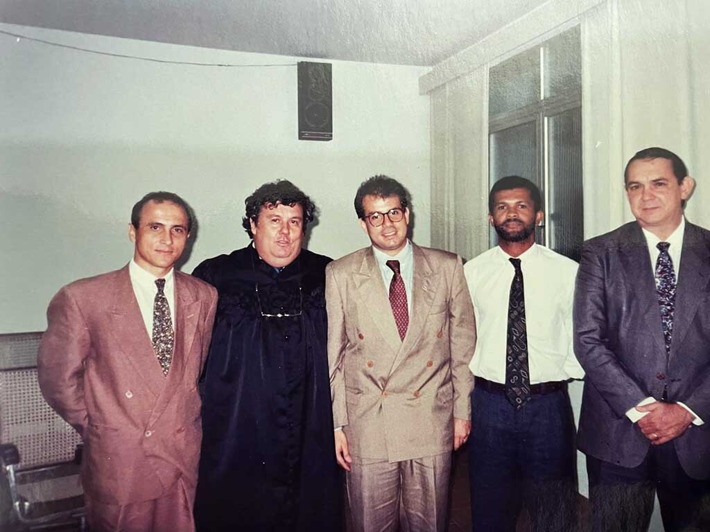 Advogados: Douglacir Santana (e), Pedro Origa, Rochilmer Filho (d), Juscelino Amaral e Sérgio Darwich. A foto é de 1992, e o futuro escrevia dois valorosos ex-presidentes da CAARO - Gente de Opinião