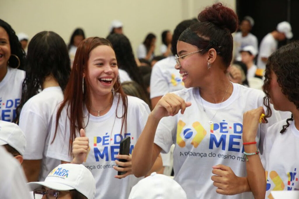 Mais de 2,7 milhões de alunos do ensino médio de todo o país estão entre os beneficiários do Pé-de-Meia - Foto: Luís Fortes/MEC - Gente de Opinião