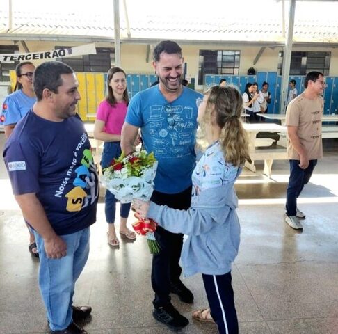 Ana Gabriela foi homenageada na escola e  segue agora para a fase nacional - Gente de Opinião