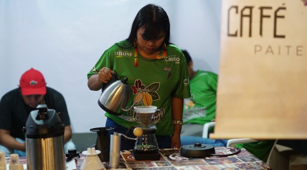 Celesty Suruí é a primeira indígena barista do país (Foto: Rafael Oliveira I Secom ALE/RO) - Gente de Opinião