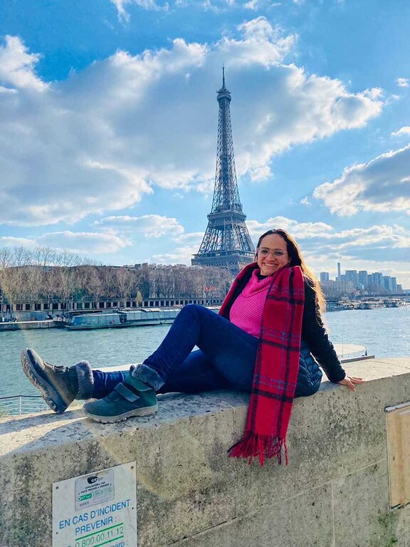 Juliane em Paris, em sua primeira viagem internacional - Gente de Opinião