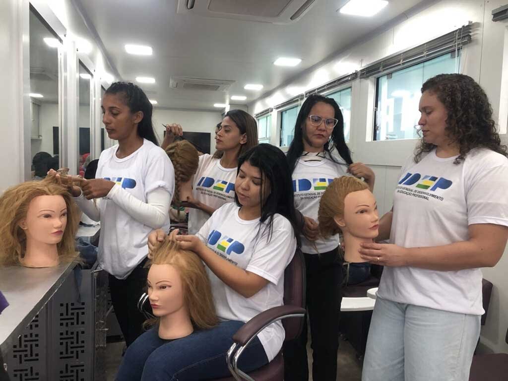 Alunas do Curso de Tranças estão preparadas para atender o público com penteados da moda - Gente de Opinião