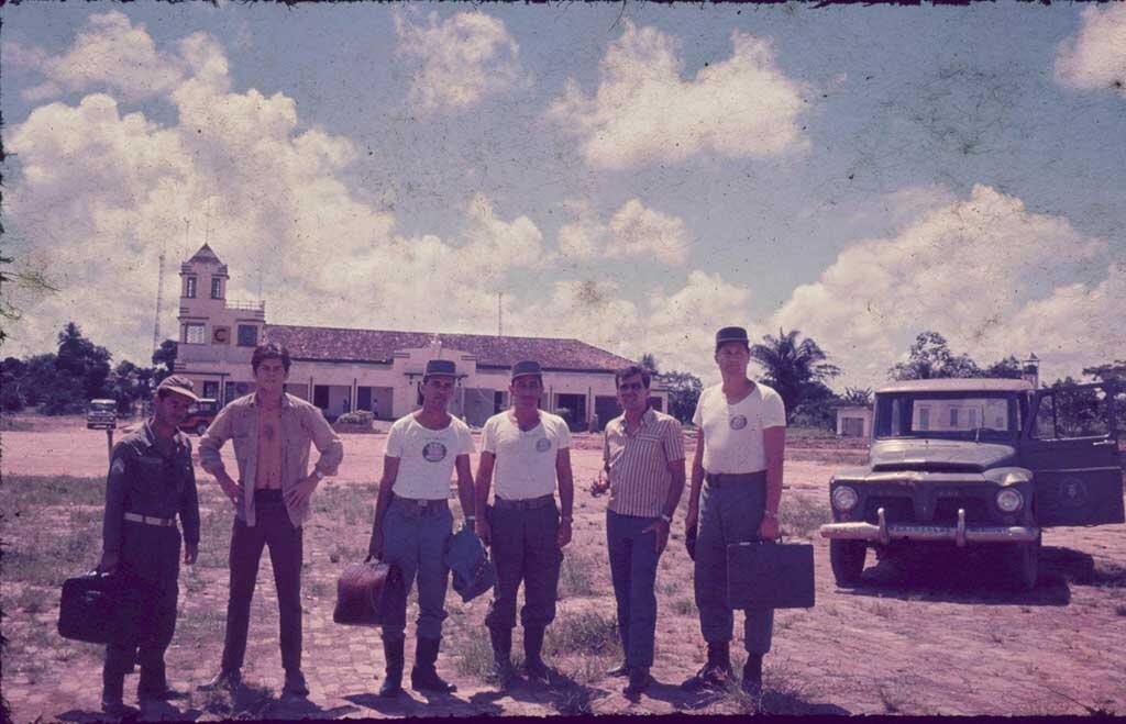 Foto: da esquerda pra direita,  2° Sargento Avelino, Rogério Weber, Capitão Daltro, Capitão Adalberto,  Capitão Alarcão e Capitão Muniz. - Foto produzida em julho de 1969 na finalização da primeira manobra militar da Amazônia e inauguração da Br 236 (Abunã/Rio Branco), hoje Br 364. - Gente de Opinião