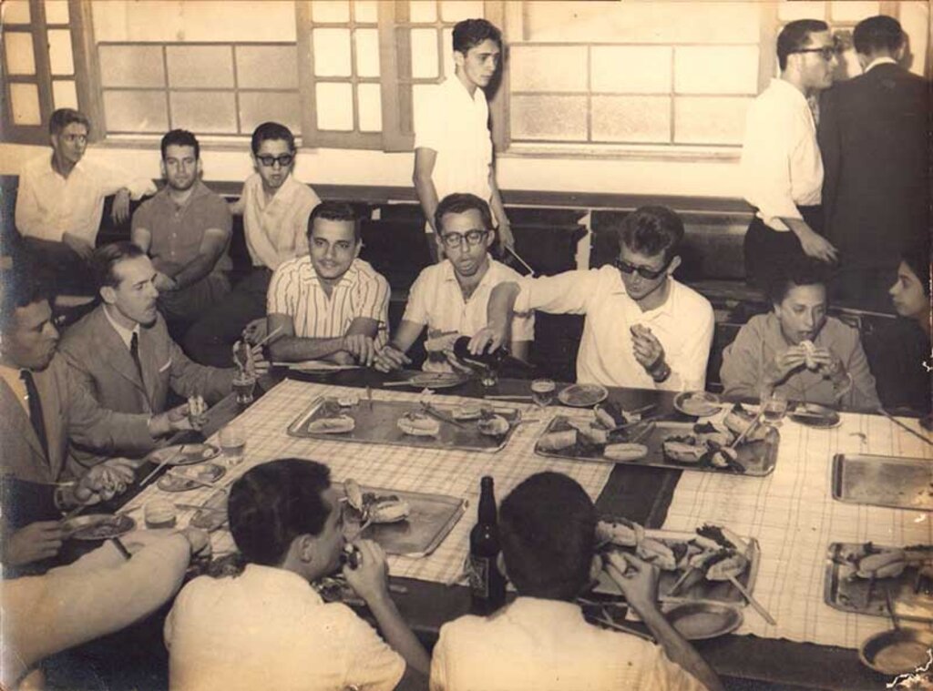 Itamar (ao centro), durante almoço no restaurante da Faculdade de Direito no Rio de Janeiro - Gente de Opinião