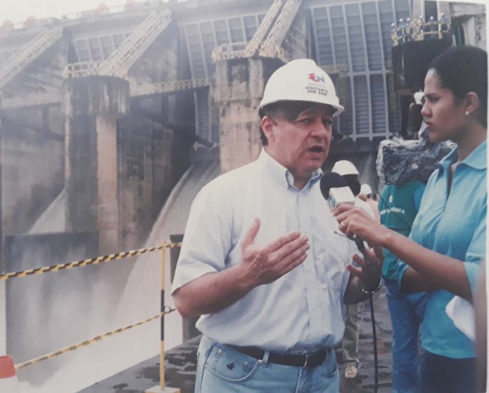 Viviane Vieira e Fernando Fonseca, gerente da Eletronorte, em 2000, em frente as comportas abertas da usina Samuel - Gente de Opinião