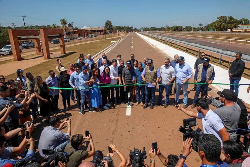 Deputada Cristiane Lopes participa da solenidade de entrega das obras de revitalização do perímetro urbano de Itapuã do Oeste-RO - Gente de Opinião