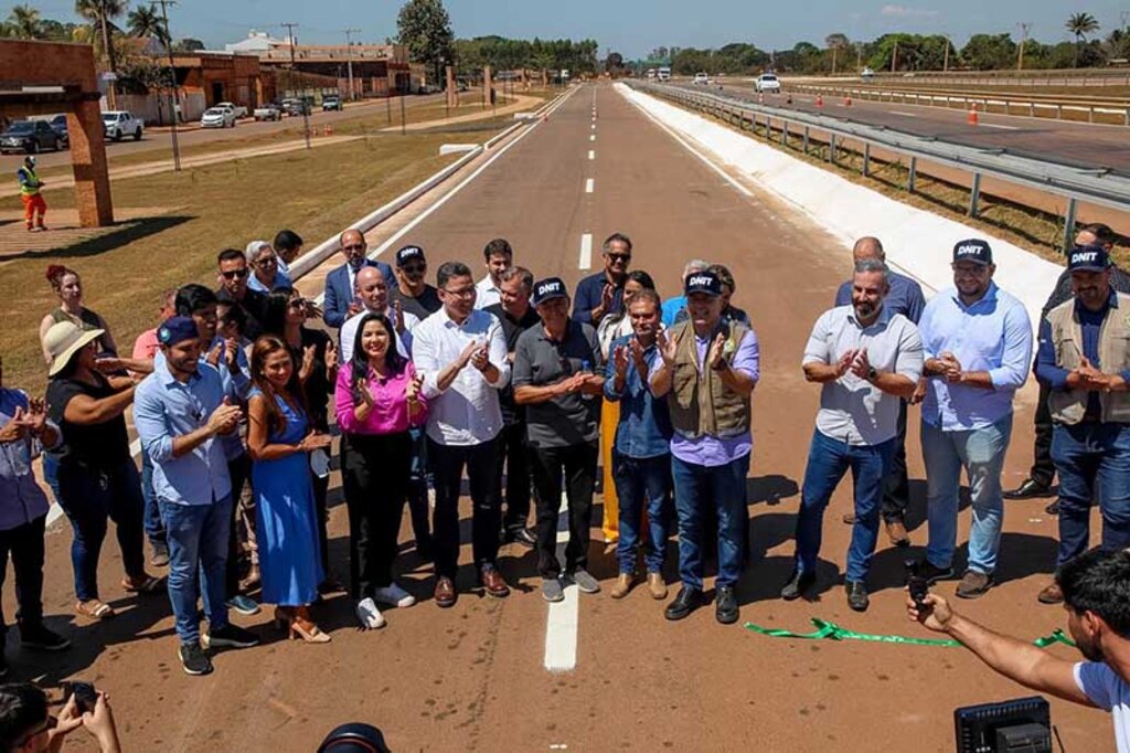 Deputada Cristiane Lopes participa da solenidade de entrega das obras de revitalização do perímetro urbano de Itapuã do Oeste-RO - Gente de Opinião