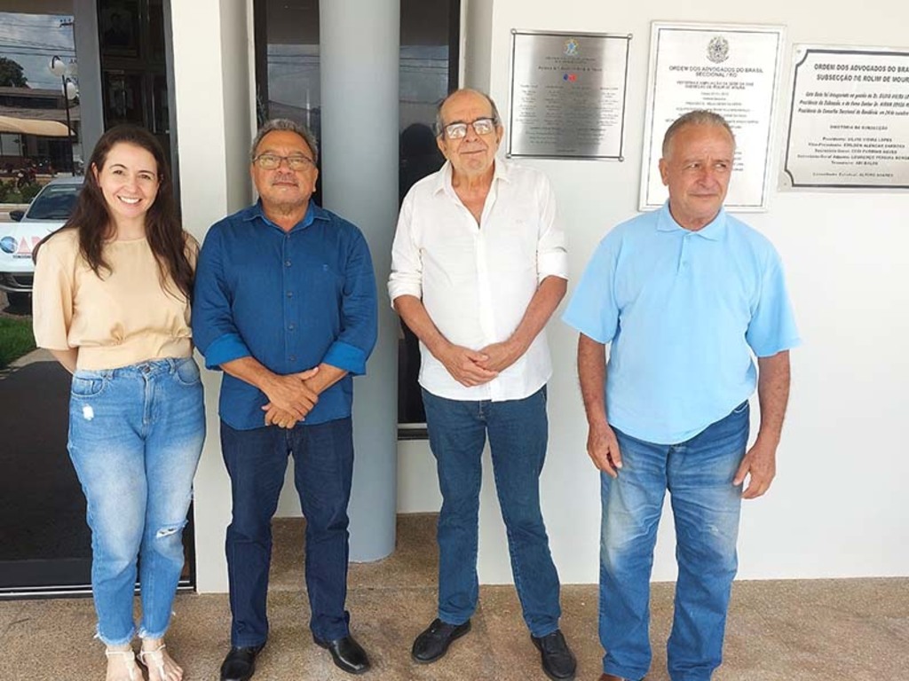 Regiane Strukel, Airton Pereira de Araújo, Adi Baldo e Nivaldo Vieira de Melo: advogados de Rolim de Moura, em frente à sede da Subseção da OAB - Gente de Opinião