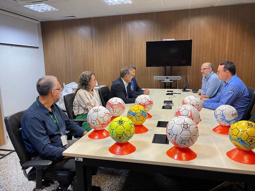 Entrega de 50 bolas de futebol de salão e campo aconteceu na sede da Sejus, em Porto Velho - Gente de Opinião