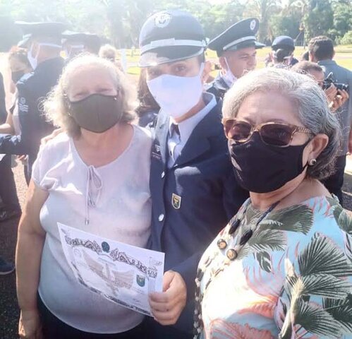 Foto da Zanella com a tíia e a mãe, a formatura ocorreu durante a Pandemia da Covid 19 - 2001 - Gente de Opinião