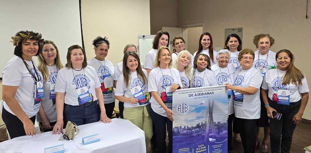 Da Esquerda para direita Izabel Cristina  Presidente Coordenadora,  Silvânia Gregorio Lucas, Sebastiana da Silva Santana, representando os  Deficientes Visuais,Claudenice Luna Leite, Profa Dra Luciana Barbieri,Rosângela Arend, Maria Regina Crema, Mileni  Mota,  Márcia Pini,Eulalia Sombra, Arita Bezerra Vieira, Antonia Alves,  Iris Gurgel do Amaral, Rosa Vidal,Edina de Azevedo Klein,  Vanessa Noronha Tölle, Presidente da Associação PAPAGAIO  em  Viena/ Áustria,  Erika Mertens Nuñez Vela, Representando a Bolívia, Membro Benemérito da AJEB RONDÔNIA. - Gente de Opinião