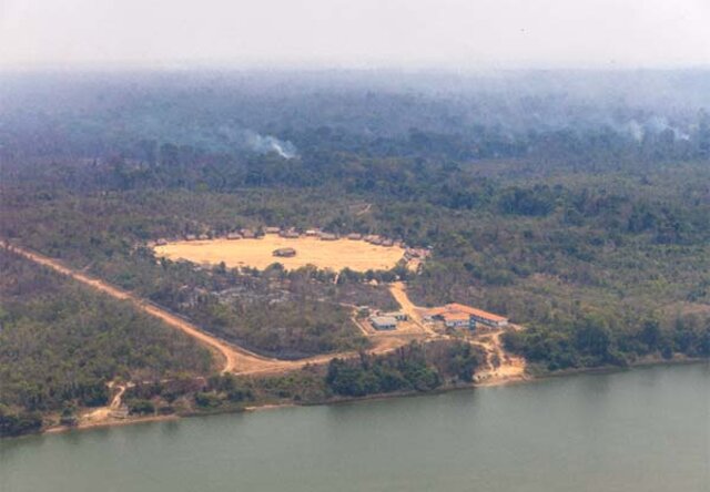 Aldeia Metuktire, à beira do Rio Xingu, onde vive o cacique Raoni, cercada por ar esfumaçado e paredões de fumaça, que mostram fogo ativo. Crédito: Marizilda Cruppe/Greenpeace Brasil - Gente de Opinião