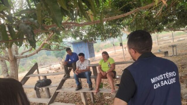 A visita técnica da Sala de Situação Nacional de Emergências Climáticas em Saúde, que ocorre em Rondônia entre os dias 23 e 27 de setembro, tem como objetivo promover uma integração entre os diferentes poderes para fortalecer ações conjuntas. As estratégias discutidas durante a visita estão focadas em mitigar os impactos da crise hídrica e incêndios florestais, desenvolvendo iniciativas que promovam a saúde, previnam doenças e reduzam a vulnerabilidade da população diante dos eventos climáticos extremos que afetam o estado. O secretário de Atenção Especializada à Saúde, Adriano Massuda, observou que o papel da Força Nacional do SUS é unir esforços para oferecer uma resposta eficaz à situação crítica, que diversas regiões enfrentam devido à escassez de água e poluição causada pela fumaça dos incêndios florestais. “A FN-SUS está presente no estado de Rondônia, assim como no Acre e Amazonas, atuando em conjunto com os governos locais para identificar os problemas de saúde da população e fortalecer o atendimento de saúde pública nas comunidades mais distantes”, afirmou. REFORÇO A equipe técnica do Ministério da Saúde é um reforço nas estratégias do governo de Rondônia para desenvolver as ações de atendimento às comunidades mais distantes. As estratégias do estado estão recebendo suporte para mitigar os impactos dos incêndios florestais e da crise hídrica, trazendo ações concretas e soluções para os desafios impostos pelas mudanças climáticas na região.  - Gente de Opinião