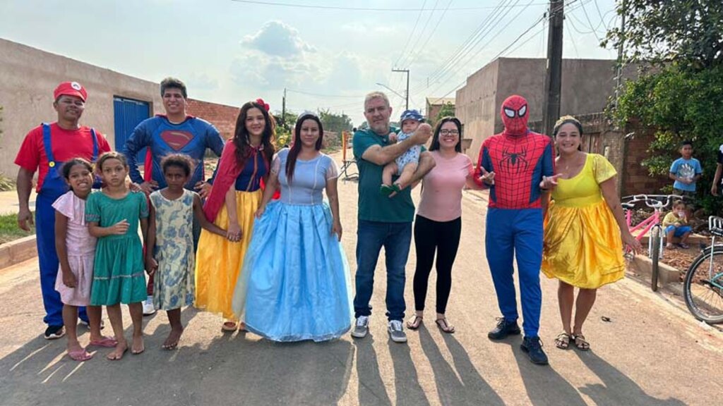 Vereador Fogaça e esposa Fernanda participam de festa das crianças do líder comunitário Mazinho no bairro Teixeirão - Gente de Opinião