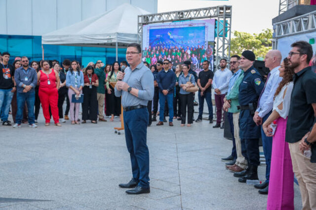 O governador, Marcos Rocha parabenizou e tirou fotos com servidores públicos, no encerramento da gincana - Gente de Opinião