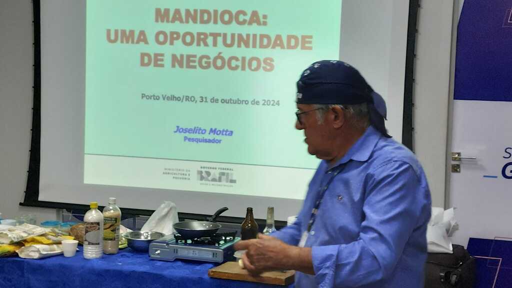 Pesquisador Joselito Motta veio da Bahia para oficina do Sebrae que ensinou a fabricação de tapiocas coloridas - Gente de Opinião