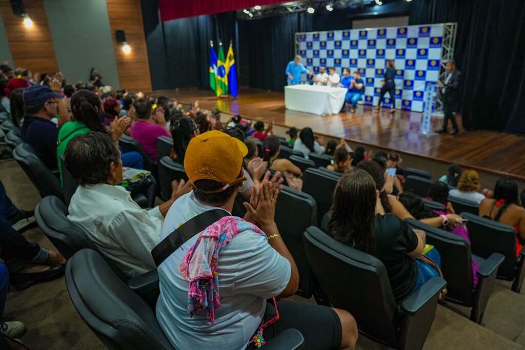 Solenidade de entrega das chaves reuniu os contemplados no Teatro Banzeiros - Gente de Opinião