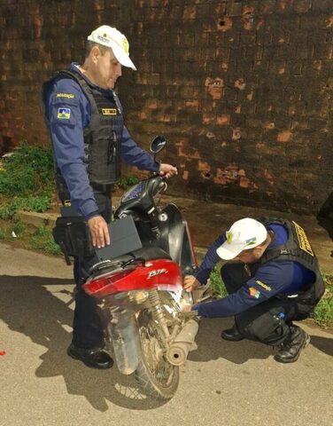 Agentes de fiscalização descobriram placa clonada e motor adulterado em motocicleta - Gente de Opinião