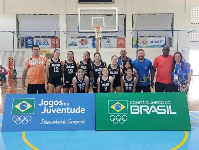 Time de basquete, que reúne estudantes da EEEM Major Guapindaia, de Porto Velho, enfrentou o time da Bahia e garantiu a vitória por 42 x 32 - Gente de Opinião