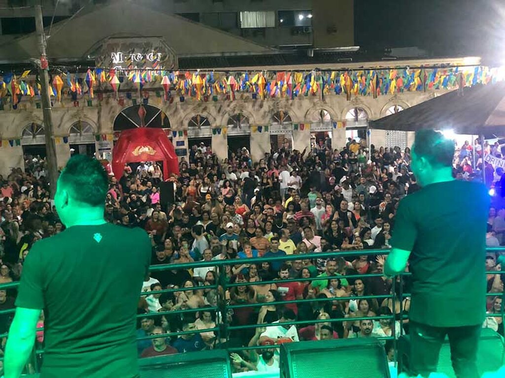 Shows de Nilson do Cavaco e Pagode Na Veia na Feijoada do Mercado Cultural - Gente de Opinião