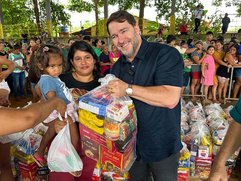 Deputado Alex Redano entrega cestas natalinas à Associação São Tiago Maior em Porto Velho - Gente de Opinião