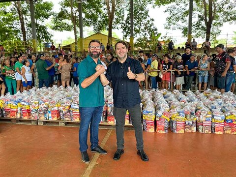 Deputado Alex Redano entrega cestas natalinas à Associação São Tiago Maior em Porto Velho