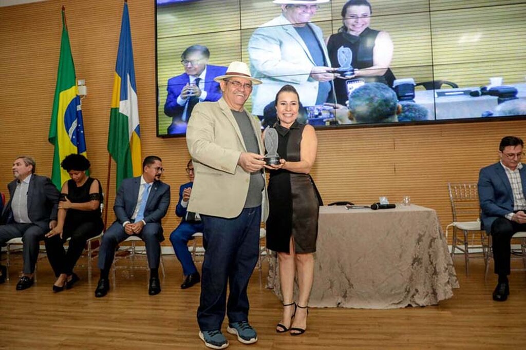 Governador Marcos Rocha é homenageado com o Troféu Fenacom 2024 - Gente de Opinião