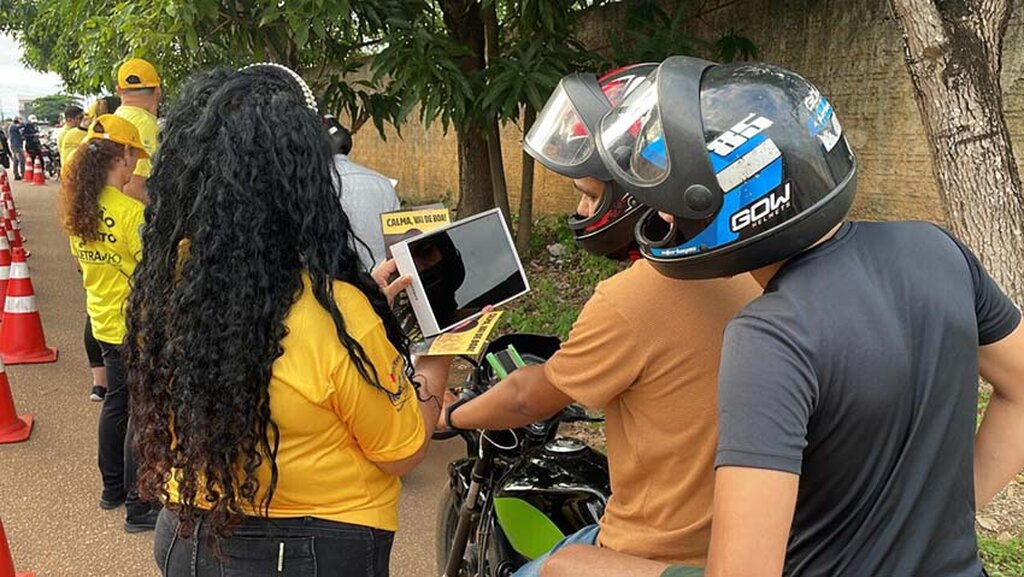 O uso de equipamentos de segurança e respeito a velocidade permitida são orientações dadas aos motociclistas para prevenir sinistros - Gente de Opinião