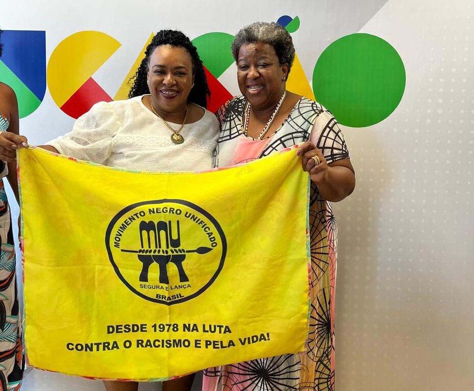 Rosa Negra Ladeada com a Ministra Macaé Evaristo no Debate sobre Educação Antiracista - Gente de Opinião