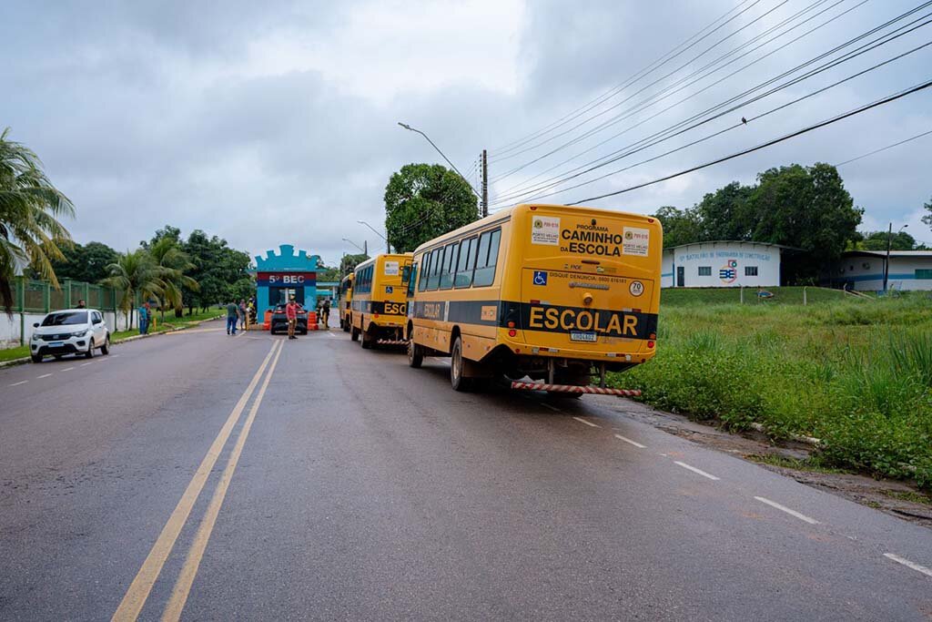 Frota do transporte escolar da Prefeitura de Porto Velho é recolhida ao pátio do 5º BEC - Gente de Opinião