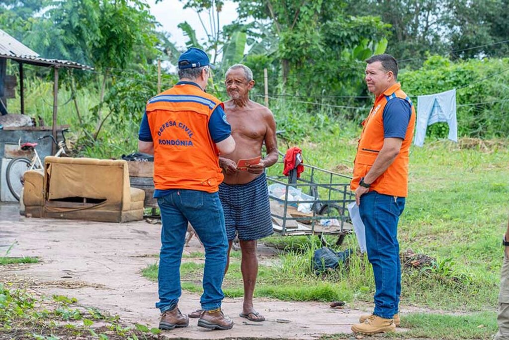 Equipe distribuiu panfletos alertando sobre os riscos do avanço do nível do rio Madeira e as precauções relacionadas à saúde - Gente de Opinião